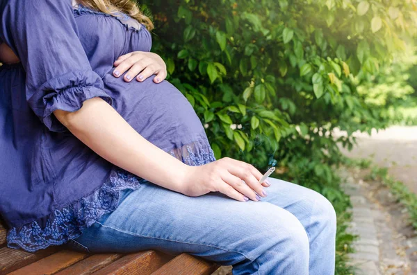 Zamknij Się Ciąży Kobieta Palenia Papierosów Odkryty Parku Charakter Tle — Zdjęcie stockowe