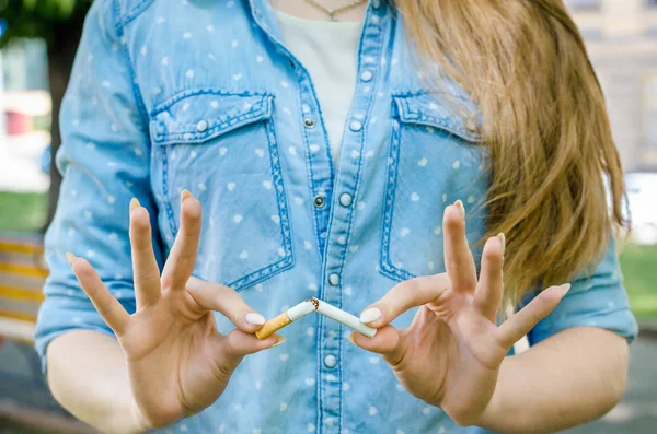 Zavřít Stylové Usmívající Žena Kouření Cigaret Venkovní Džínová Košile Parku — Stock fotografie
