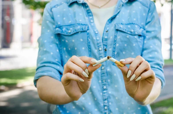 Close Elegante Sorridente Mulher Fumar Cigarro Livre Camisa Jeans Parque — Fotografia de Stock