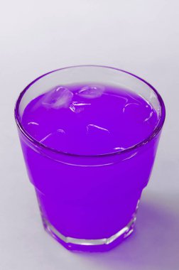 Syrop üzerinde beyaz arka plan üzerinde doğal çilek suyu tekila ile lezzetli alkol kokteyl zevk serinletici içecekler içinde bar parti lezzetli kokteylleri