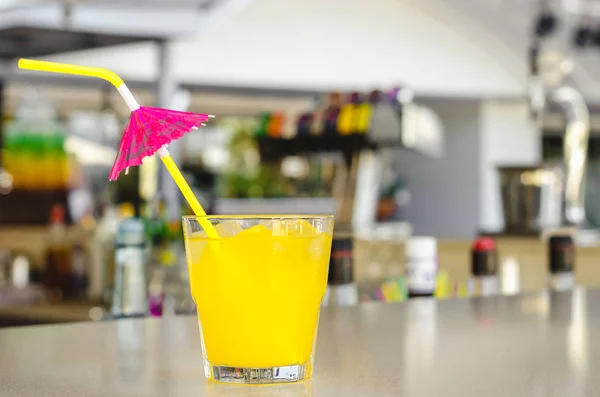 Heerlijk Lange Drankje Met Sinaasappelsap Tequila Sunrise Cocktail Geserveerd Restaurant — Stockfoto