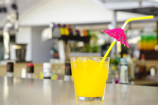 Heerlijk Lange Drankje Met Sinaasappelsap Tequila Sunrise Cocktail Geserveerd Restaurant — Stockfoto
