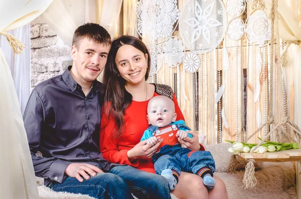 Joven Mama Y Papa Sanos Sosteniendo Hijo Recien Nacido En Las Manos En El Fondo De La Sala De Chaild Feliz Familia Joven Sonriente Primer Plano Maternidad Stock Photo