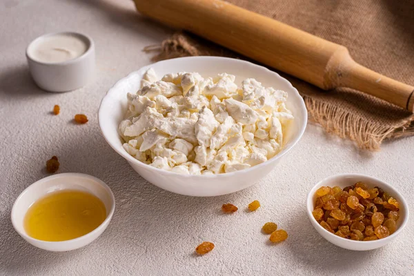 Quark Einem Weißen Teller Separat Honig Rosinen Auf Weißem Hintergrund — Stockfoto