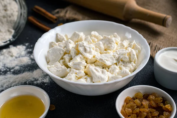 Quark Mit Saurer Sahne Und Rosinen Auf Dunklem Hintergrund Landwirtschaftliche — Stockfoto