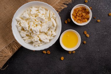 Ekşi kremalı ve kuru üzümlü süzme peynir. Çiftlik ürünleri, yakın plan..