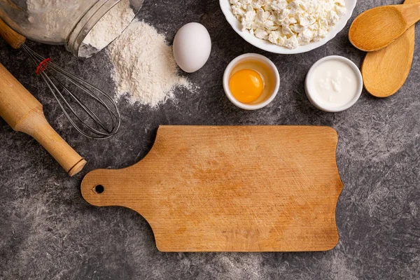 Schneidebrett Mit Zutaten Für Hausgemachten Kuchen Auf Steingrund Ansicht Von — Stockfoto