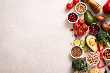 Vejetaryenler için sağlıklı yiyecekler. Sebzeler, meyveler, vejetaryen gevrekler. Üst görünüm kopyalama alanı. Sağdaki nesne.