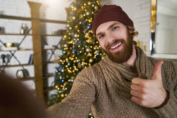 Büyük Noel ve yeni yıl kavramı için satın. Havva için harika bir fikir. Bir parti için hediye. Şık erkek modeli Noel ağacı arka plan