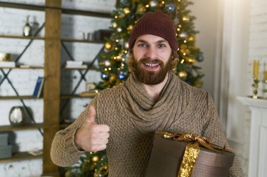 Genç adam mevcut bir kutu var sevindim. Noel backgrround jest Yaşasın. Yeni yıl hediye kız arkadaşı veya karısı için harika bir fikir