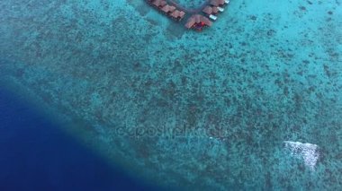 Hava video, Maldivler adaları uçak fly. Küçük tropik ada.