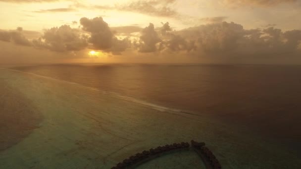 Vliegen over bungalows bij zonsondergang op luxe tropisch resort Indische Oceaan — Stockvideo