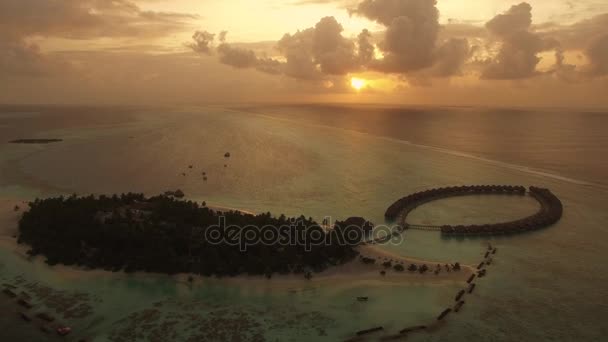 Vista aérea de moradias em estância insular tropical — Vídeo de Stock