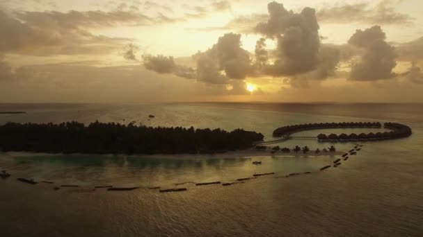 Luchtfoto fotograferen tijdens het gouden zonsondergang over het luxe eiland — Stockvideo