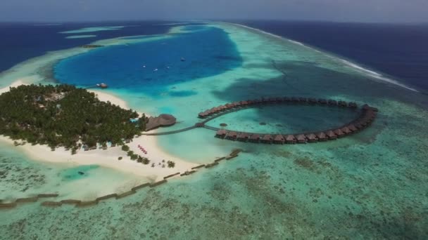 Letecký pohled na tropický ostrov záchrany. Pronájem vily u oceánu — Stock video