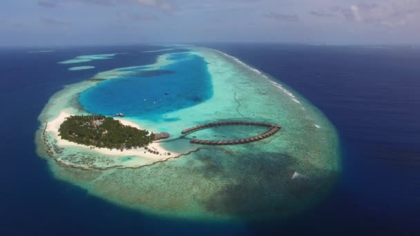 A repülő zúg a ropical island resort hotel, fehér homok, felülnézet — Stock videók