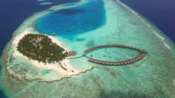 Yüksek irtifa görünümü bir Cennet Adası — Stok video