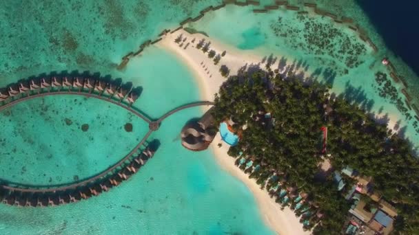 空中德龙拍摄顶视图热带岛屿度假村的豪华过水别墅 — 图库视频影像
