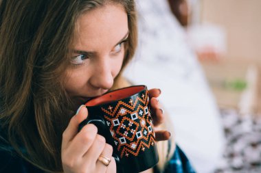 Bir fincan kahve turuncu elinde