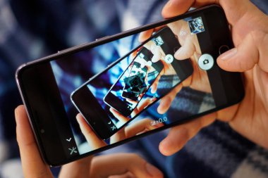 Akıllı telefonunuzda görüntülerin ayna labirent