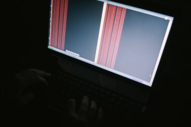 Rus hacker karanlıkta sunucuyu hackliyor.