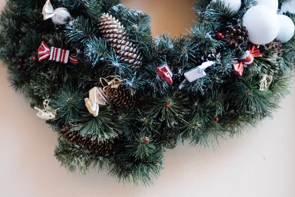 Празднование традиционного украшения рождественские украшения фона елки — стоковое фото