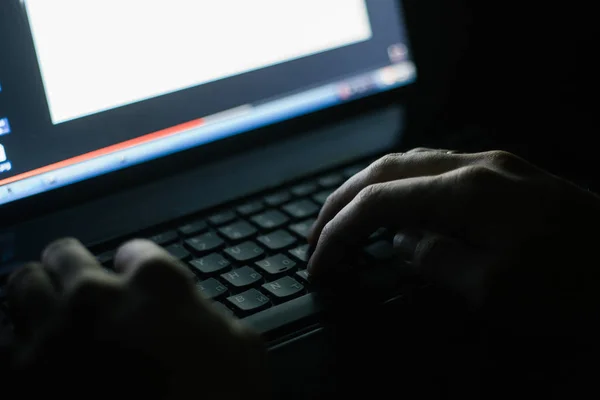 Rosyjski haker hakuje serwer w ciemności — Zdjęcie stockowe
