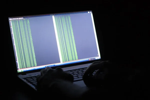 Russische Hacker hacken Server im Dunkeln — Stockbild Russische Hacker hacken Server im Dunkeln — Stockfoto