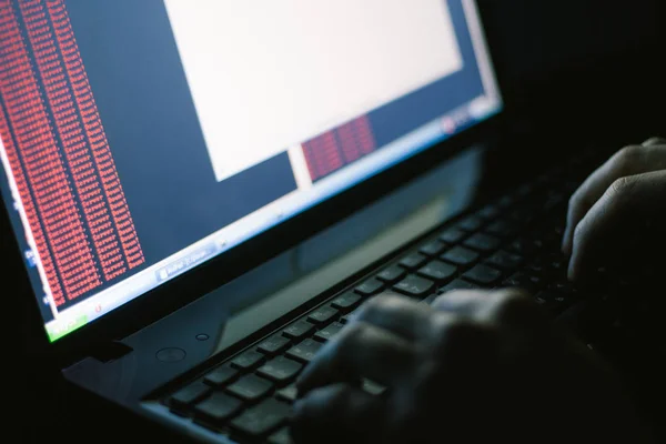 Rosyjski haker hakuje serwer w ciemności — Zdjęcie stockowe