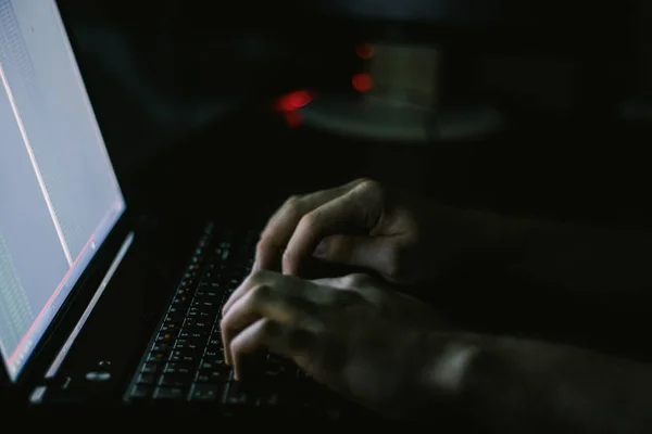 Hackeador ruso hackeando el servidor en la oscuridad — Foto de Stock