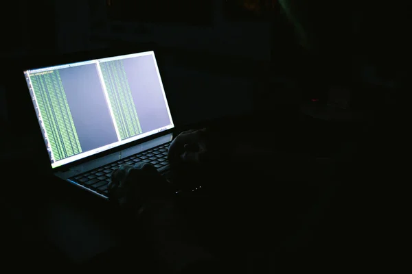 Hackeador ruso hackeando el servidor en la oscuridad — Foto de Stock