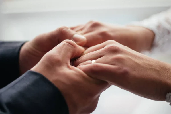 Men's hands hold the female symbol of trust and family — Stock Photo, Image