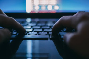 Rus hacker karanlıkta sunucuyu hackliyor.