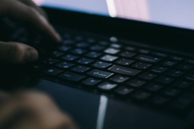 Rus hacker karanlıkta sunucuyu hackliyor.