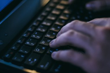 Rus hacker karanlıkta sunucuyu hackliyor.