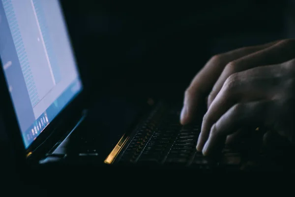 Hackeador ruso hackeando el servidor en la oscuridad —  Fotos de Stock