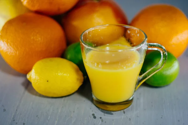 Volles Glas Orangensaft auf weißem Hintergrund — Stockfoto