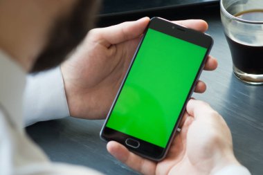 Internet ve e-posta ile yeşil ekran akıllı telefon kullanan iş adam. sıra