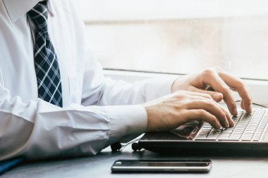 Bir kişi onun Laptop ile çalışıyor