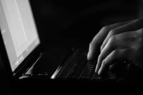 Hackeador ruso hackeando el servidor en la oscuridad Blanco y negro — Foto de Stock