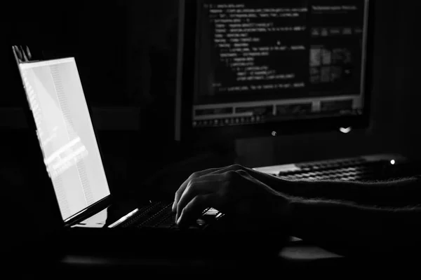 Hackeador ruso hackeando el servidor en la oscuridad Blanco y negro — Foto de Stock