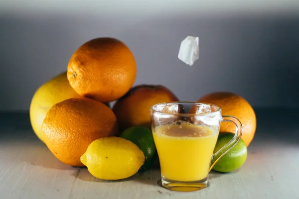 Pomerančový džus, šťáva, pomeranč. — Stock fotografie