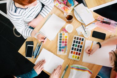 güzel kadın ressam onun Studio