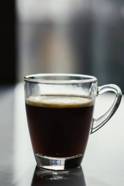 Siyah espresso kahve cam kupa veya Kupası açıkgöz köpük ile