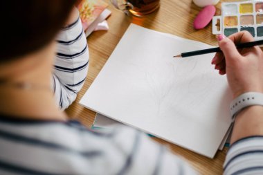 Körfezde Plein hava. Siyahla çizim kız sketchbook bir fantezi kroki mürekkep. Güzel su arka plan.