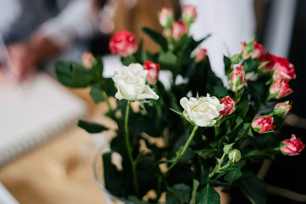 Gyönyörű krém és rózsaszín rózsák a vázában — Stock Fotó