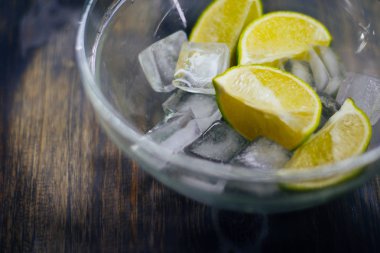 Buz küpleri ve beyaz bir arka plan ve yumuşak gölge ile kireç.