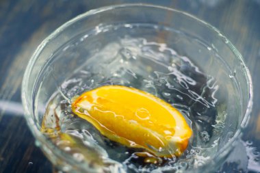 Tropikal meyveler Büyük bir su sıçramasıyla derin sulara düşer