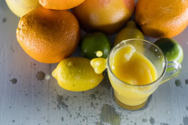 Saft spritzt aus einem Glas. — Stockfoto