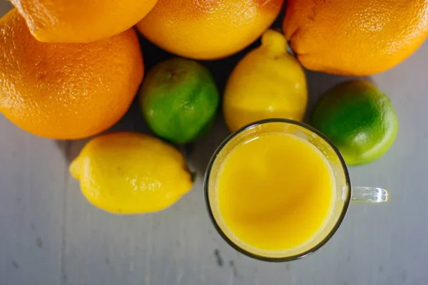 Volles Glas Orangensaft auf weißem Hintergrund — Stockfoto
